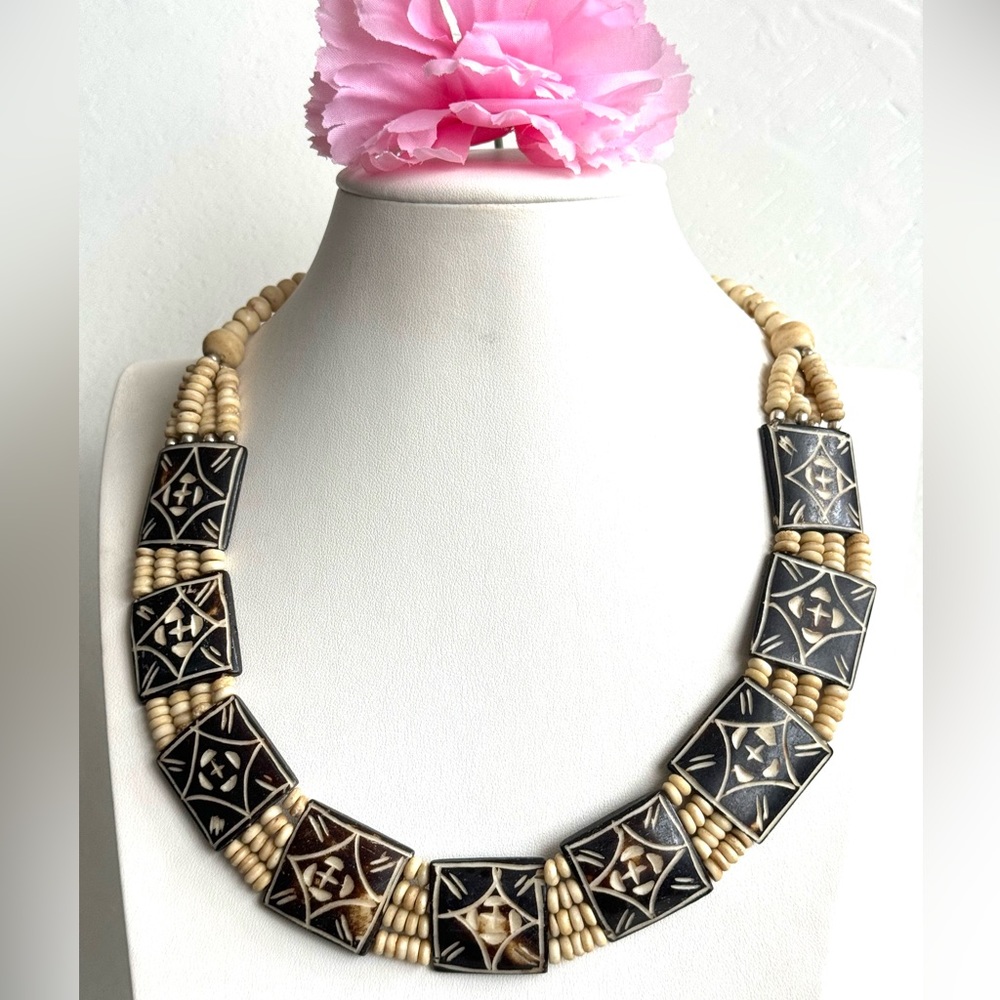Vintage and beautiful hand carved yak bone necklace choker style 18”inch long🔥